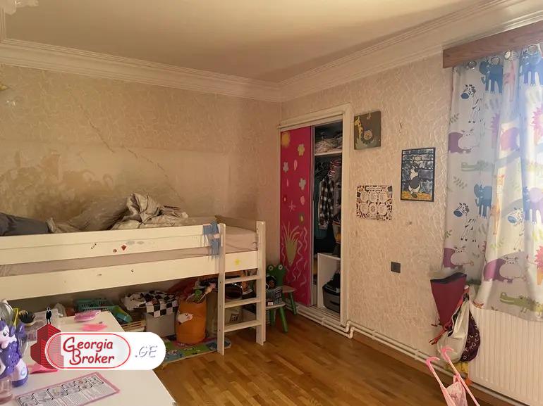 იყიდება ძველი გარემონტებული 3 ოთახიანი ბინა